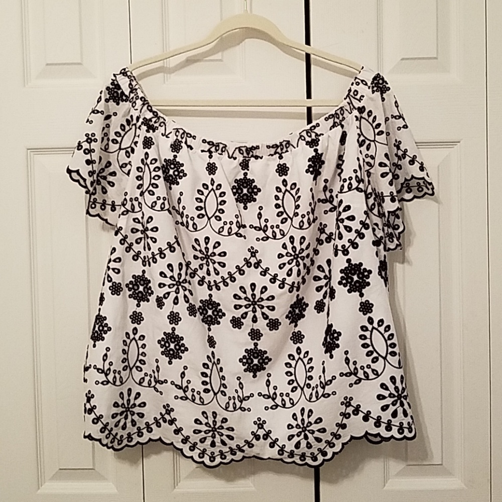 Pretty off the shoulder white and black top